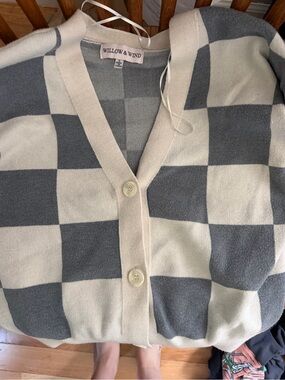Willow & Wind Women's Cream and Gray Checkered Button Cardigan